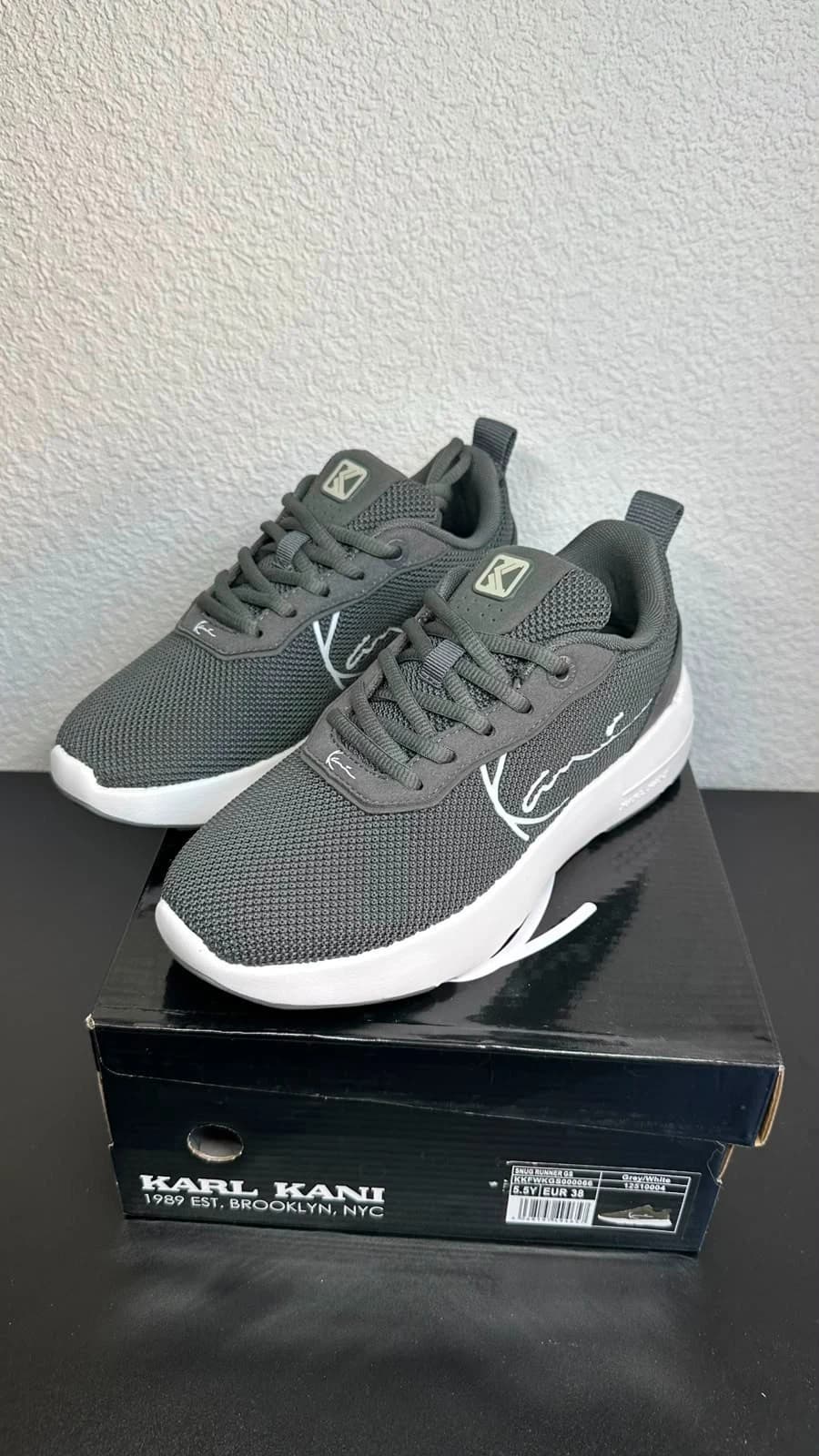 Karl Kani Snug Runner GS Sneaker Grau Weiß Gr. 38 Neu